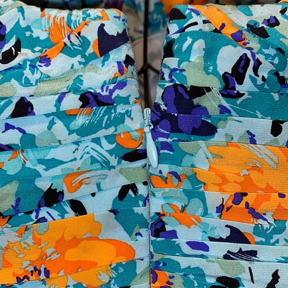 Colorful Sleeveless Dress with Built-in Bra - Picture 3 of 6
